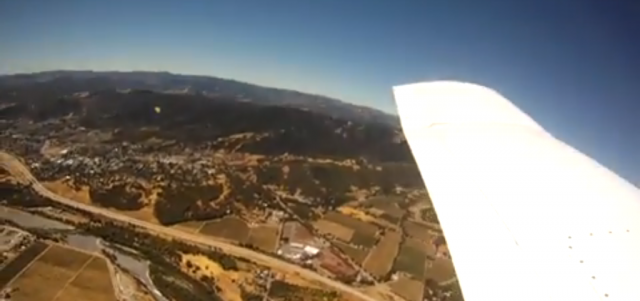  TO MUSÍTE VIDĚT: Kamera spadne z letadla do výběhu s prasaty